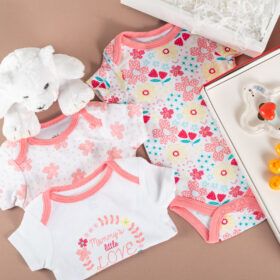 cajita de bebé con osito de peluche, set de sonajeros y set de bodys para bebé, Regalo para bebé, detalle para recién nacido, regalos para bebé en Bogotá, regalos personalizados para bebé, baby shower, regalos de babyshower, detalle por nacimiento, regalo por nacimiento.