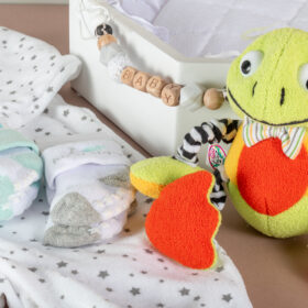 cesta de regalo unisex para bebé sin género, pijama térmica para bebé, gorrito, set de medias, peluche de rana móvil, regalo unisex, detalle unisex para bebé, regalo sin genero, Regalo para bebé, detalle para recién nacido, regalos para bebé en Bogotá, regalos personalizados para bebé, baby shower, regalos de babyshower, detalle por nacimiento, regalo por nacimiento.