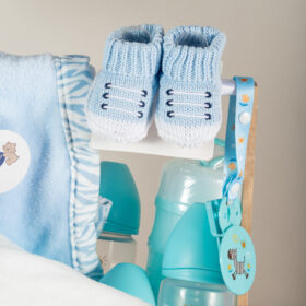 Cesta por nacimiento, cesta para bebé, regalo para recién nacido, detalle para baby shower, baby shower niño, it's a boy, regalos para bebé, regalos por nacimiento, babero, manta de apego para bebé, medias tejidas en crochet para bebé, set de teteros, caja en madera para bebé, regalos personalizados, regalos de bebé en bogotá