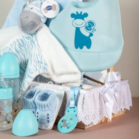 Cesta por nacimiento, cesta para bebé, regalo para recién nacido, detalle para baby shower, baby shower niño, it's a boy, regalos para bebé, regalos por nacimiento, babero, manta de apego para bebé, medias tejidas en crochet para bebé, set de teteros, caja en madera para bebé, regalos personalizados, regalos de bebé en bogotá