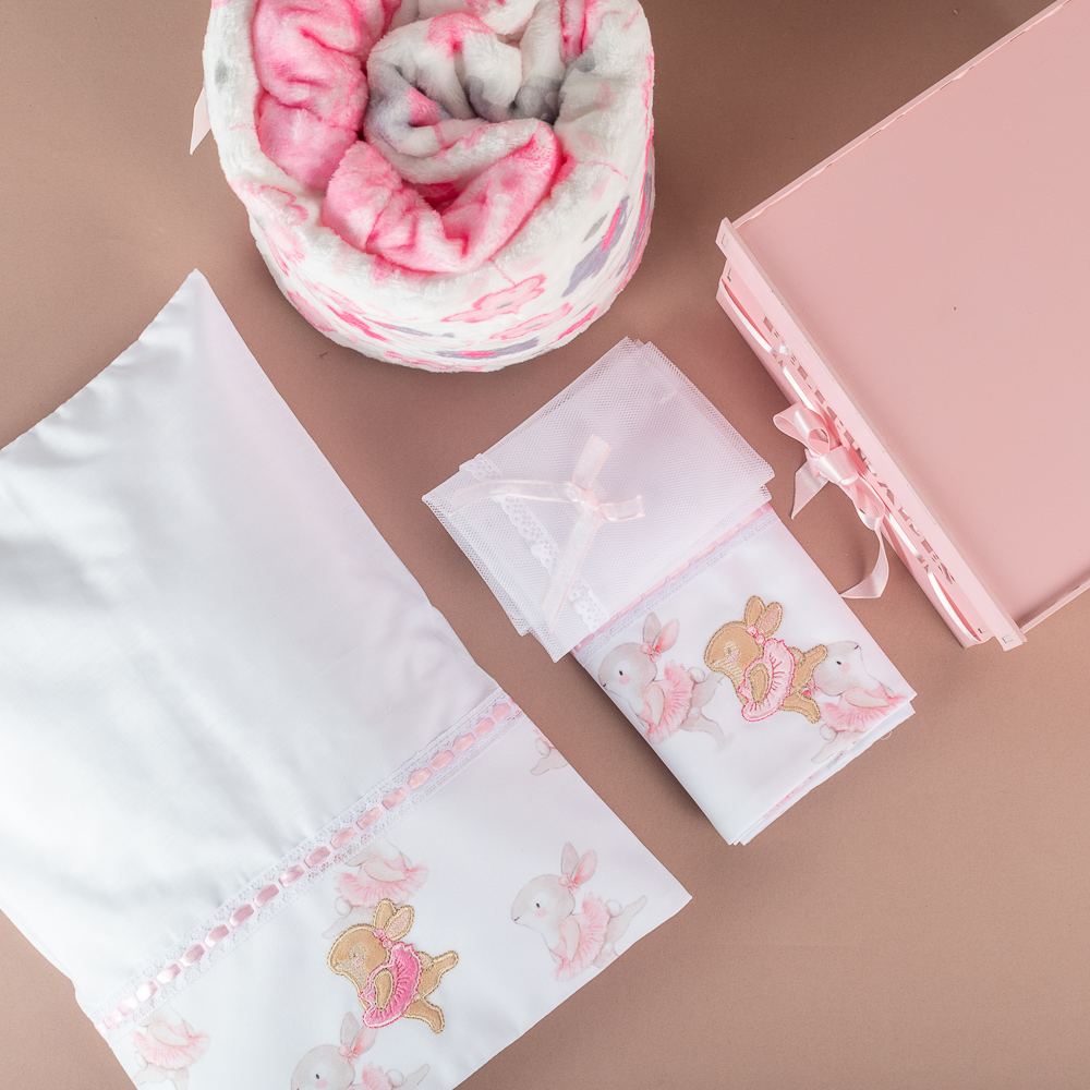 Regalo de bebé, detalle por nacimiento, caja especial para bebé, regalo personalizado para bebé, juego de fundas para bebé, cobija para bebé, it's a girl, es una niña, baby shower para niña, regalos de bebé ne bogotá, regalos a domicilio, detalles para la clínica, regalos recién nacida, detalles para bebé niña
