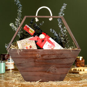 Ancheta en cesta de madera con vino y chocolates, detalle navideño con vino y chocolates, matrimonio navideño de vino y chocolates, ancheta para compartir de vino y chocolates, anchetas gourmet, anchetas en bogotá, anchetas a domicilio