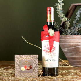 Ancheta en cesta de madera con vino y chocolates, detalle navideño con vino y chocolates, matrimonio navideño de vino y chocolates, ancheta para compartir de vino y chocolates, anchetas gourmet, anchetas en bogotá, anchetas a domicilio