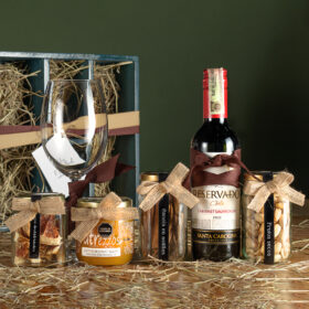 ancheta navideña con vino tinto para compartir, ancheta navideña en caja, caja navideña, frutos secos, vino con frutos secos, cajita con copa de vino, navidad con vino, anchetas gourmet, anchetas en bogotá, anchetas a domicilio