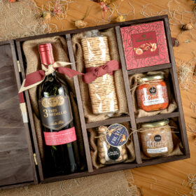 exquisita ancheta navideña con vino tinto para compartir, ancheta navideña en caja, caja de madera para vino, caja navideña, frutos secos, vino con frutos secos, cajita con copa de vino, navidad con vino, anchetas gourmet, anchetas en bogotá, anchetas a domicilio