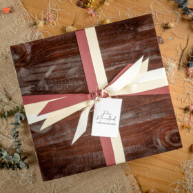 exquisita ancheta navideña con vino tinto para compartir, ancheta navideña en caja, caja de madera para vino, caja navideña, frutos secos, vino con frutos secos, cajita con copa de vino, navidad con vino, anchetas gourmet, anchetas en bogotá, anchetas a domicilio