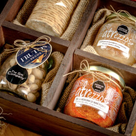 exquisita ancheta navideña con vino tinto para compartir, ancheta navideña en caja, caja de madera para vino, caja navideña, frutos secos, vino con frutos secos, cajita con copa de vino, navidad con vino, anchetas gourmet, anchetas en bogotá, anchetas a domicilio