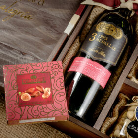 exquisita ancheta navideña con vino tinto para compartir, ancheta navideña en caja, caja de madera para vino, caja navideña, frutos secos, vino con frutos secos, cajita con copa de vino, navidad con vino, anchetas gourmet, anchetas en bogotá, anchetas a domicilio