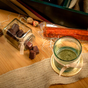 espectacular ancheta gourmet con whisky, ancheta con maridaje de whisky, whisky para regalar, ancheta con whisky para navidad, whisky y frutos secos, chisky con chorizo para acompañar, vaso whiskero, anchetas gourmet, anchetas en bogotá, anchetas a domicilio