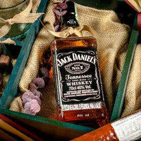 espectacular ancheta gourmet con whisky, ancheta con maridaje de whisky, whisky para regalar, ancheta con whisky para navidad, whisky y frutos secos, chisky con chorizo para acompañar, vaso whiskero, anchetas gourmet, anchetas en bogotá, anchetas a domicilio