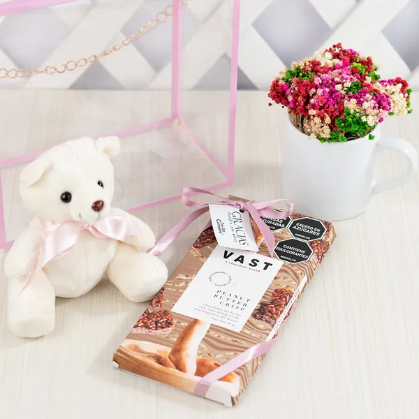 regalo para mujer con mucho amor, flores en pocillo para regalar, osito de peluche para regalo romántico, regalo para dama, día de la mujer, chocolates flores y peluche