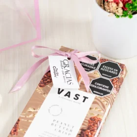 regalo para mujer con mucho amor, flores en pocillo para regalar, osito de peluche para regalo romántico, regalo para dama, día de la mujer, chocolates flores y peluche