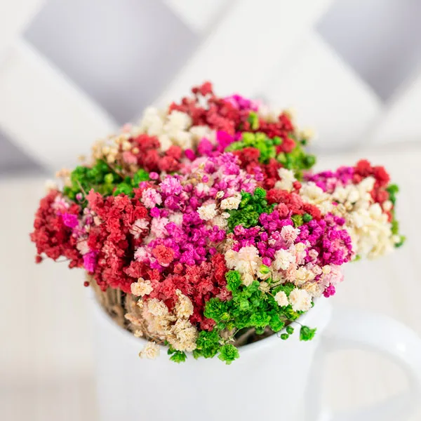 regalo para mujer con mucho amor, flores en pocillo para regalar, osito de peluche para regalo romántico, regalo para dama, día de la mujer, chocolates flores y peluche
