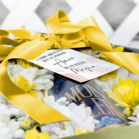 regalo para dama con margaritas de colores y crema de whiskey para regalar, regalo para mujer, regalo día de la mujer, regalo para mamá, regalo día de la madre, margaritas de regalo crema de whiskey moncler