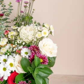 flores para mamá, arreglo de flores, arreglo de flores para mamá, bouquet de flores para mamá, flores para mamá, flores para el día de la madre, flores con eucalipto, regalar flores, flores a domicilio en bogotá, arreglos florales en bogotá, regala flores a mamá en bogotá, flores en bogotá,