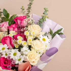 flores rosadas y blancas para mamá, arreglo de flores rosas, arreglo de flores para mamá, bouquet de flores para mamá, flores para mamá, flores para el día de la madre, flores con eucalipto, regalar flores, flores a domicilio en bogotá, arreglos florales en bogotá, regala flores a mamá en bogotá, flores en bogotá,