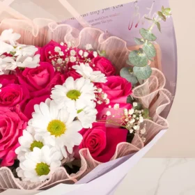flores rosadas y blancas para mamá, arreglo de flores rosas, arreglo de flores para mamá, bouquet de flores para mamá, flores para mamá, flores para el día de la madre, flores con eucalipto, regalar flores, flores a domicilio en bogotá, arreglos florales en bogotá, regala flores a mamá en bogotá, flores en bogotá,