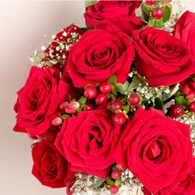 rosas rojas para mamá, vino y rosas para mamá, vino blanco para regalar con arreglo floral, bouquet de rosas rojas con vino, portaretrato y vela aromática para mamá, rosas y chocolates para regalar, regalo de rosas rojas para mamá, arreglo de rosas rojas, regalo sobrio de rosas para mujer, rosas en bogotá, rosas rojas, arreglo de rosas para mamá, rosas para el día de la madre, rosas para mujer, arreglo de rosas para regalar, rosas a domicilio en bogotá, ramo de rosas, bouquet de rosas, rosas con eucalipto