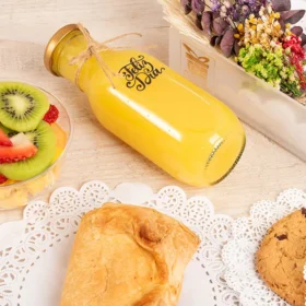 Desayuno sorpresa para mamá, regalo para desayunar, primer regalo del día, desayunos sorpresa en bogotá, desayunos para regalar en bogotá, desayuno sorpresa a domicilio, desayuno sorpresa para mujer con flores, arreglo de flores con desayuno sorpresa, sandwich, jugo de naranja y galletas para sorprender