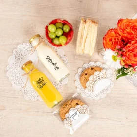 Desayuno sorpresa para mamá, regalo para desayunar, primer regalo del día, desayunos sorpresa en bogotá, desayunos para regalar en bogotá, desayuno sorpresa a domicilio, desayuno sorpresa para mujer con rosas, arreglo de rosas con desayuno sorpresa, sandwich, jugo de naranja, leche de avena y galletas para sorprender