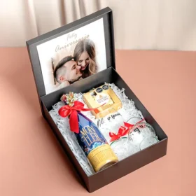 Caja de regalo con crema de whiskey moncler, chocolates ferrero rocher, portaretratos y set de copas personalizados para pareja, regalo de aniversario con crema de whiskey moncler, regalo para dama, regalos a domiciliso en bogotá, sorpresas de aniversario, crema de whiskey moncler, whiskey y chocolates, regalo para parejas, regalos de amor