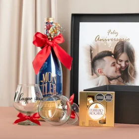 Caja de regalo con crema de whiskey moncler, chocolates ferrero rocher, portaretratos y set de copas personalizados para pareja, regalo de aniversario con crema de whiskey moncler, regalo para dama, regalos a domiciliso en bogotá, sorpresas de aniversario, crema de whiskey moncler, whiskey y chocolates, regalo para parejas, regalos de amor