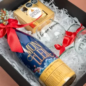 Caja de regalo con crema de whiskey moncler, chocolates ferrero rocher, portaretratos y set de copas personalizados para pareja, regalo de aniversario con crema de whiskey moncler, regalo para dama, regalos a domiciliso en bogotá, sorpresas de aniversario, crema de whiskey moncler, whiskey y chocolates, regalo para parejas, regalos de amor