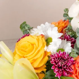 arreglo de flores con oso de peluche, arreglo de flores rosas, arreglo de flores para mamá, bouquet de flores para mamá, flores para mamá, flores para el día de la madre, flores con eucalipto, regalar flores, flores a domicilio en bogotá, arreglos florales en bogotá, regala flores a mamá en bogotá, flores en bogotá, oso de peluche, flores y peluche