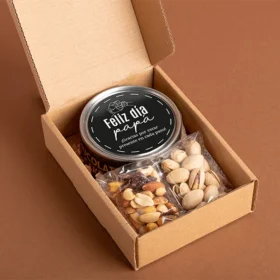 frutos secos para regalar por el día del padre, frutos secos para papá, torta en lata con frutos secos, kit de snack para papá con frutos secos, regalos para hombre, regalos para caballero, regalos únicos para hombre, detalles personalizados, celebra el día del padre, regalos a domicilio en bogotá, regalos personalizados para papá, día del padre 2025, papá moderno