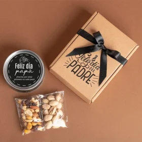frutos secos para regalar por el día del padre, frutos secos para papá, torta en lata con frutos secos, kit de snack para papá con frutos secos, regalos para hombre, regalos para caballero, regalos únicos para hombre, detalles personalizados, celebra el día del padre, regalos a domicilio en bogotá, regalos personalizados para papá, día del padre 2025, papá moderno