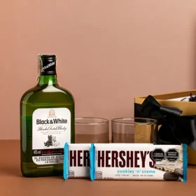 regalo con whiskey para caballero, whiskey para papá en su día, regalo con whiskey para papá, chocolates importados hersheys de regalo, vasos whiskeros para regalar, set de whiskey con vasos, regalos día del padre, regalos para hombre, regalos para caballero, regalos únicos para hombre, detalles personalizados, celebra el día del padre, regalos a domicilio en bogotá, regalos personalizados para papá, día del padre