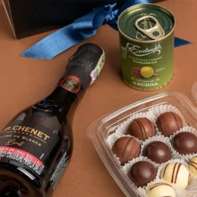caja de regalo masculino con vino espumoso JP chenet acompañado de aceitunas y trufas de chocolate, vino espumoso con aceitunas y chocolates, papá moderno, vino espumoso para regalar, vino y chocolates, caja vintage de regalo, regalos día del padre, regalos para hombre, regalos para caballero, regalos únicos para hombre, detalles personalizados, celebra el día del padre, regalos a domicilio en bogotá