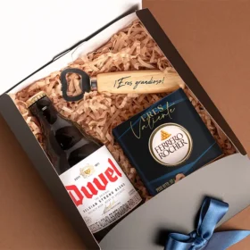 cerveza importada duvel con chocolates ferrero rocher y destapador de madera para el día del padre, regalos con cerveza, cerveza importada para regalar, cerveza para papá, cerveza y chocolates, destapador personalizado para el día del padre, día del padre 2025, regalos personalizados para papá, regalos día del padre, regalos para hombre, regalos para caballero, regalos únicos para hombre, detalles personalizados, celebra el día del padre, regalos a domicilio en bogotá