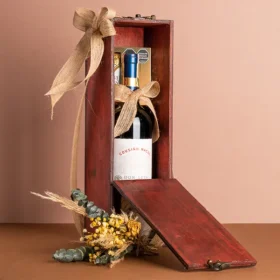 cofre de madera con vino tinto cousinho macul y chocolates ferrero rocher para el día del padre, vino tinto para regalar, vino y chocolates, cofre vintage de regalo, regalos día del padre, regalos para hombre, regalos para caballero, regalos únicos para hombre, detalles personalizados, celebra el día del padre, regalos a domicilio en bogotá
