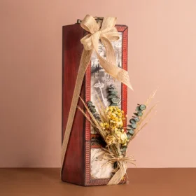 cofre de madera con vino tinto cousinho macul y chocolates ferrero rocher para el día del padre, vino tinto para regalar, vino y chocolates, cofre vintage de regalo, regalos día del padre, regalos para hombre, regalos para caballero, regalos únicos para hombre, detalles personalizados, celebra el día del padre, regalos a domicilio en bogotá