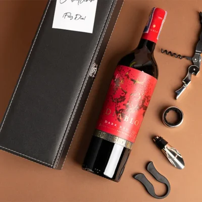 Vino tinto Dark Red DIABLO para regalar con vinera en cuero y accesorios para vino, vino tinto con vinera y accesorios, vino para regalar, regalos día del padre, regalos para hombre, regalos para caballero, regalos únicos para hombre, detalles personalizados, celebra el día del padre, regalos a domicilio en bogotá