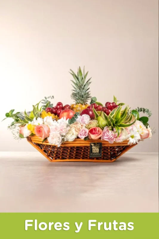 Imagen con flores y frutas en una canasta, destacando un detalle fresco y natural ideal para regalar.